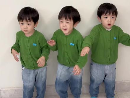 不小心分错了三胞胎东西,二宝的反应真是让人意想不到 #三胞胎日月星 #人类幼崽越养越上头#笑容加儿童电动牙刷