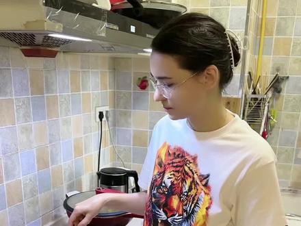 缇娜来老婆婆家 展示一下做小薄饼的手艺 老吴家三代儿媳妇一人一个菜