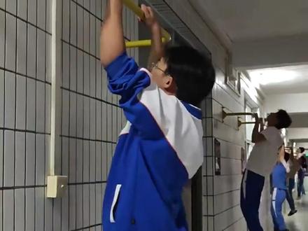 佛山一中300余套单杠上线,在宿舍门口就可以天天健身! #健身 #学生 #功夫