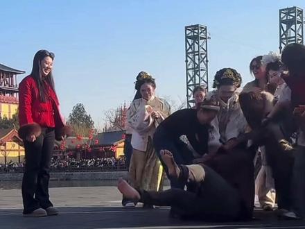 这群女的太狠了!金贼让抢的片甲不留#真实生活分享计划 #清明上河园 #清明上河园金国大将军 #东京保卫战 #第一批过年的人在开封燃爆了