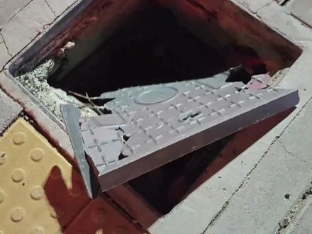 3月18日(发布)武汉街头现破损井盖,拍摄者称疑似塑料材质,当地城管部门:正在核查了解(来源:果然新闻)