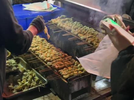 听说是泰安最牛逼的烤面筋
#街边美食 #街边小吃 #路边摊美味