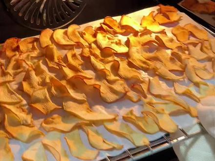 自己烤的🍎苹果脆片真的太好吃了!酥脆可口,直接超越薯片!烤箱和空气炸锅都可以!健康无添加的馋嘴小零食做起来也非常简单!简直是不爱吃苹果人的救星!#烤苹果片#苹果脆片 #苹果 #美食教程 #真实生活分享计划 @DOU+小助手 @DOU+上热门