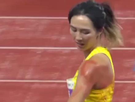 血痕刻下的是坚韧,摔倒绽放的是荣光#田径#林雨薇#体育精神