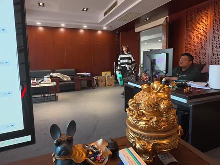 华硕天选6Pro拆箱验机保姆级教学,买前必看,保您安全下车! 感谢福建漳州许老板的信任支持
开箱验机
华硕天选6Pro 魔幻青
CPU:Ultra9 275HX 24核心 24线程
显卡:RTX5060 8G显存
内存:标配 三星 32G DDR5 5600 16GB*2
硬盘:标配 三星1T固态硬盘 加装1T硬盘 升级为2T
网卡:瑞昱8852CE 升级英特尔 AX211
屏幕: 京东方的屏幕 16英寸 2.5K 400nits 165Hz
保全新机器,保安全下车!(直播间操作,呈现加装、验机、过程透明)
提供终身1V1技术服务支持(8-24点专业客服为您排忧解难、远程优化等)
提供终身保养服务(清灰、更换硅脂、相变、液金、导热凝胶等均不限次数)
如果您也需要视频中的专业安稳的购机服务,快来联系我们吧~~~~#天选6Pro #华硕 #开箱验机 #更换网卡 #第一视角