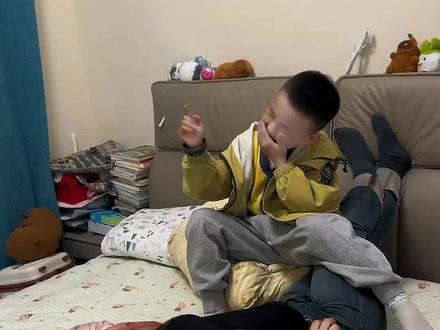 熊非熊偷看手机动态壁纸娶图教程来了!抖音放大镜🔍搜【神图定制】进入,输入口令“4435”🉐动态高清图 #设置教程 #教程来了 #熊非熊偷看手机动态壁纸 #动态壁纸 #手机锁屏 学会了快去试试吧 送你一张动态壁纸 这也太好玩了 有意思的锁屏壁纸