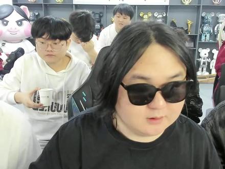 当陈伯的爱播小繁进入直播间 给陈伯开心坏了,尽显舔狗本色#陈伯全能王 #花小龙#lw小繁 #陈伯百万二创激励计划