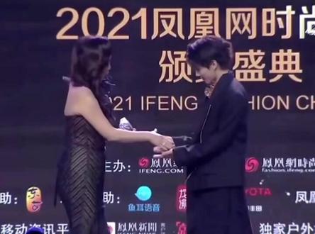 谢谢小美女教会我握手礼仪 #刘雨昕 #握手 真的🈶️学到哦!