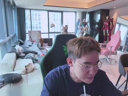 黄金暴跌350点 暴露出交易底层问题 今天不是行情太狠,是很多人第一次看清了自己 😮💨📉
盘面一跳,你手在点,心在抖,明明想止损,却总在等那个“再等等” ✋
最容易让人亏掉的,从来不只是波动,而是侥幸、上头、舍不得。
看到机会就急,看到回撤就扛,账户一红开始慌,账户一蓝又觉得自己稳了 🤯
可真正能长期做下去的人,靠的不是猜对几次,而是先把节奏守住。
先想清楚再出手:这一笔为什么做,错了去哪儿走,到了哪里该停。📌
没有计划的单子,常常不是交易,只是情绪在下注。
行情再热,也不是每一段都要参与;能忍住手,往往比冲进去更难,也更重要。
止损也不是认输,是给下一次留空间;慢一点,不丢人,乱了才更伤。💡
市场不会安慰谁,但它也一直在提醒你:
能留下来的人,不一定最猛,往往是最清醒、最稳的那一个。✨
#交易员 #外汇黄金 #交易心得 #黄金暴跌 #实盘记录