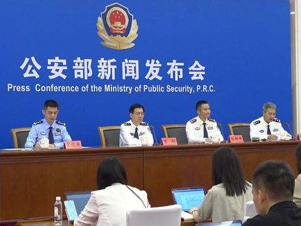 #公安部新闻发布会面对网络谣言,建议广大网民朋友坚持做到“三不”,即“不造谣、不传谣、不信谣”,自觉抵制网络谣言,加强自我防范