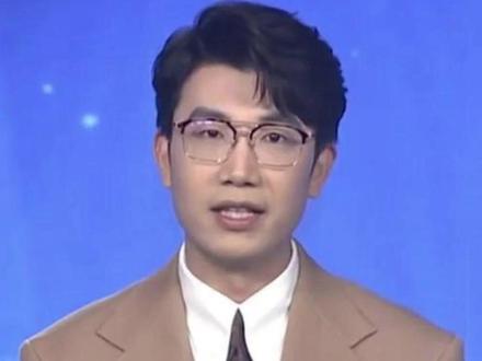 女生在田间地头演唱《世界赠予我的》,一开口就是娓娓道来的故事感。#翻唱#王菲#田间地头走一走