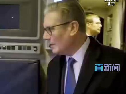 1月28日晚,英国首相斯塔默现身北京三里屯一家云南菜馆用餐,与在场群众合影留念,恭贺新春,并用中文向店员说“谢谢”。#斯塔默 #英国 #北京 #媒体精选计划