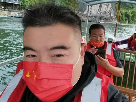 敲黑板啦!画重点!想自驾游漓江的小伙伴注意啦!千万不要从桂林坐大船游漓江,时长4个半小时不说,还是单程的,没有往返,需要到阳朔坐汽车回桂林取车,特别特别不方便,自驾游导航兴坪古镇,有漓江精华景点往返船,或者竹筏游!精华景点就那么几个,九马画山,20元人民币取景点…1个小时足矣,4个半小时太乏味了,有帮助到你了,请留个赞