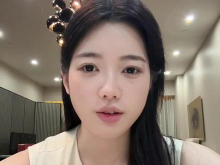 她有自己的工作,比当网红稳定,而且收入也很可观,再加上她很玻璃心和容貌焦虑,所以我俩就先不一块直播了#丽萍一家