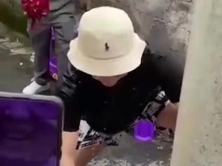 伴郎身经百战一招轻松化解拦门酒,网友:好像喝了,又好像一口都没喝。