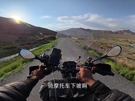 摩托车低能耗的安全放坡技巧分享
为什么有些人骑摩托车下坡依然耗比较多油呢?
A方案 选择较低档位,车速太慢的时候就给油,让发动机转速攀升,提升车速。车速太快了就收油,发动机会强力制动,不需要踩刹车即可减速 这种方案操作简单 油耗高
B方案 选择较高的档位 车速太慢的时候 轻微给一点点油就可以提到足够速度 车速太快的时候 收油门 配合刹车 并且及时降档 充分利用发动机制动 这种方案油耗中等 属于常见应用方案
C方案 选择最高档位 将发动机熄火开关拨至熄火状态 此时喷油嘴不会喷油 车速太快的时候先刹车后迅速减挡来增加发动机制动 车速太慢的时候就加到最高档 如果最高档依然太慢 就捏离合切断发动机制动 当车速增加到合理速度时,想要制动时再放掉离合,让发动机介入制动 这种方案下坡零油耗 缺点是 在放离合的时候发动机是停转的 瞬间制动力较大 必须在走直线并且路面摩擦力足够的时候放 否则车轮可能打滑造成危险 并且放离合的瞬间会对离合片以及轮胎产生一些磨损 对传动系统产生少量冲击 (速度越快冲击越大 档位越低冲击越大) 该方案平均行车速度正常 但操作复杂 技术要求高 零油耗
D方案 挂到最高档位 将发动机熄火开关拨至熄火状态 当车速太快的时候就先刹车,然后迅速降档至低档位 增加发动机制动力 当车速太慢的时候就迅速增加档位到最高档位 如果最高档位车速依然不够快 就忍着 就用这样慢慢的车速 慢慢下 该方案零油耗 操作较为简单 相对于C方案 该对车辆冲击较少 平均行车速度偏慢
#地球online #安全下坡 #摩托佬 #手动挡车型适用