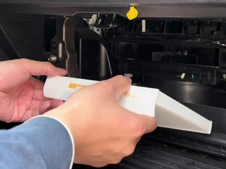 #好物分享 #爱车欧拉 #欧拉车友会 黑猫更换空调滤芯。
①清空手套箱
②左右用力拉着左侧部位往右拉
③右手往下按下直到脱落
④打开滤芯部位取出旧的滤芯
⑤放入新的滤芯
⑥确认手套箱轴向部位在原位
⑦用力推入关闭手套箱