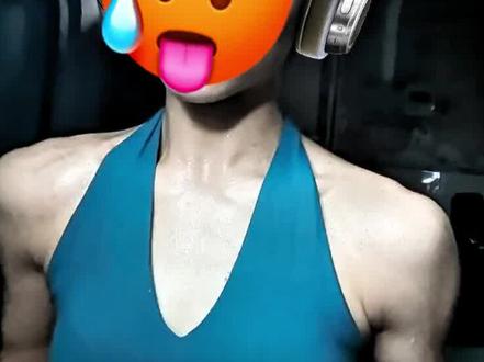 很多人对我居家训练练出这个肩比不相信
窄小的仓库,普通的设备,说练我就练....
① .《阿诺德推举》
5公斤*5组15个
②.《哑铃侧平举》
5公斤*5组15个
③.《站姿推举》
9公斤*5组13个
④.《站姿前平举》
12.5公斤*4组10个
⑤.《俯身划船》
12.5公斤*4组15个
⑥.《俯卧撑》
15个一组*5组
⑦.《坐姿推举》
12.5公斤*4组10个
这是我练的重量和组数,没有专业的设备,我也不太会找拍摄角度....将就看吧主打分享!如果前期不想买哑铃的话,可以先用1.5升的矿泉水代替,效果一样的。如果你觉得没有动力开始,不妨和我一起努力!我也是小白...邪修派(因为没有场地也没有教练)
#健身 #逆袭 #居家健身 #薄肌 #减脂塑形