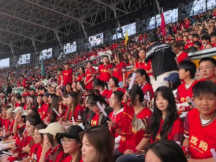 东北主场,超燃!铁西体育场四万人齐唱最炫民族风,气势拉满! #dou上热门 #东北超开幕式#东北超 #足球 #东北F5