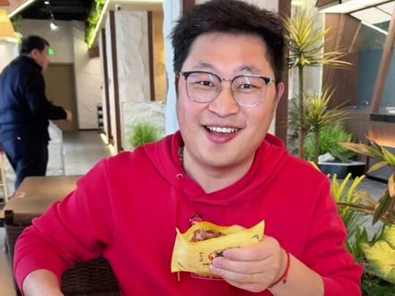 俩保定小孩儿嘴馋,去京港澳高速的徐水服务区吃驴肉火烧! #驴肉火烧 #保定全驴宴 #保定特色小吃 #保定美食 #寻味烟火气 @高速一姐 @保定全驴宴官方号