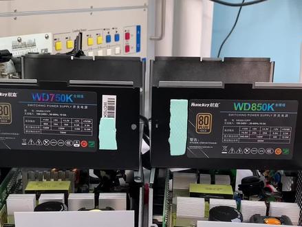 经过对比拆解测试可以证明,相同瓦数下满载750w,航嘉wd750能够到达115V下转换效率87+符合金牌80plus,而航嘉wd850作为额定850w金牌电源,降低功耗到750W去运行仍然达不到115v金牌能效,转换效率只有86.6 而且PFC器件750w的竟然比850w的还要好你敢信,总结,结合售价和纹波表现不管是wd750还是850我都不推荐,性价比低,如果非要选那就选wd750吧,起码不是怨种了#电脑知识 #数码科技 #diy电脑