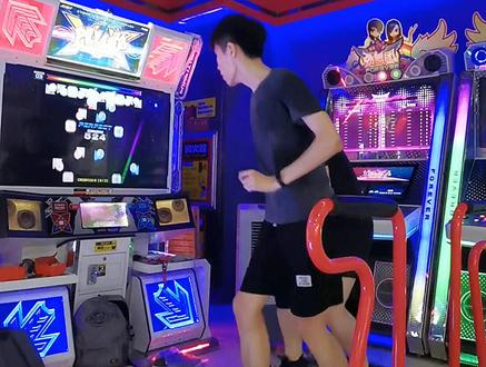 #跳舞机 经网友指出,这个跳舞机原来是两个人玩的…