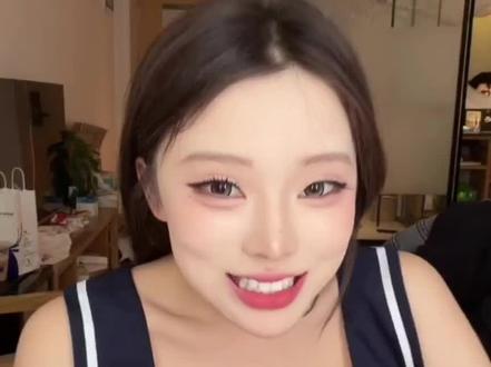 #龙浩天妹妹 一哭成名~有人质疑她在演戏……不可否认小龙女确实有表演天赋,但以往哥哥也曾经不止一次在直播间当众教导妹妹,让她下不来台……这次#龙浩天 照例没有迁就妹妹,毕竟知妹莫若兄,自己的妹妹宁可自己来教训。小龙女虽然因身体原因情绪不稳定,但开始一直都在克制自己,最后实在面子挂不住了,才哭着喊了一句“我不播了!我讨厌你!”……这已经突破了她过往挨剋的极限 #直播 #社会百态 #家庭