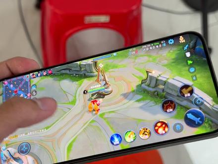 贴的是「尼卡熊钢化膜」,真有人以为苹果游戏性能能打得过 IQOO15ultra啊?#iqoo #iqoo15ultra #iphone17promax #iqoo15ultra钢化膜