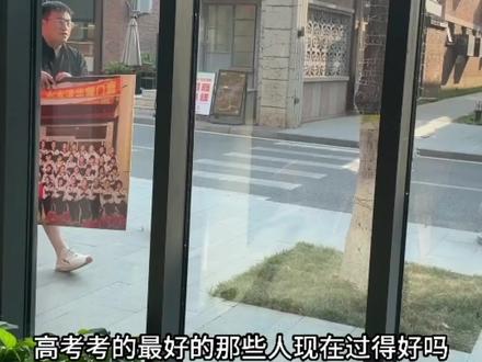 从大连到上海,她走入了更广阔的天地,也看到了更多样的自己#高考 #记录真实生活 #vlog日常#珀莱雅红宝石套装