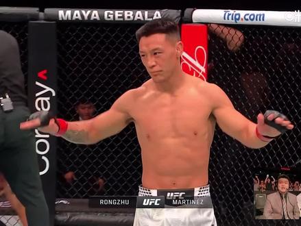 茸主VS马丁内斯 夯爆了#mma综合格斗 #ufc
