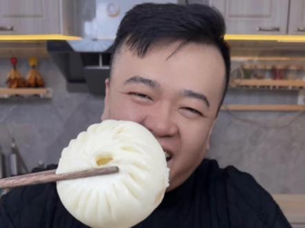 酸菜馅包子 外皮暄软细腻光滑 馅大鲜亮又好吃