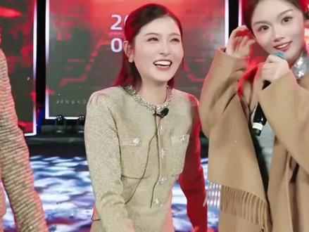 今晚八点半,斤宝开播啦啦啦啦啦!顺便重温一下,317海莉姐送斤宝生日礼物的画面,大金链子跟斤宝也很适合的哟😊#斤宝317 #生日礼物 #海莉 #直播录屏分享