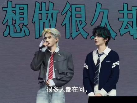 云旗演唱会一句话引爆全场!跳伞梗太会了!谜底揭秘了 所谓跳伞,从不是什么极限运动,而是在拍摄52花絮中云旗复刻了《泰坦尼克号》里最经典的动作,在郝熠然耳旁说You jump l jump,郝熠然也回应“Jack”。是延续 You jump I jump 的浪漫。是生死相随,是不离不弃,是我愿意和你奔赴所有未知,是无论前路是高空还是深渊,我都想与你并肩。从戏外的心动暗号,到舞台上的公开告白,一字一句,一举一动,全都是只属于云旗和郝熠然的,明目张胆的偏爱与承诺。#跳伞梗#现场氛围感 #趣事奇闻 #郝熠然云旗