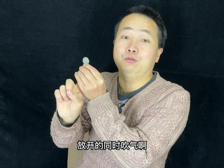硬币在手指上旋转,特简单,学会逗朋友玩