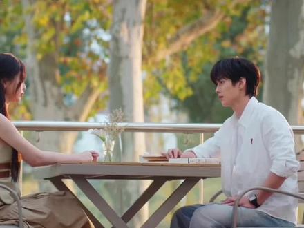 期待后面男主追妻火葬场,开始不敢联系暮暮能理解,后来都有钱了,还是不联系女主,躲着她,就不同情他,气死我了,虐他#双轨 #何与靳朝#虞书欣姜暮#追剧在抖音