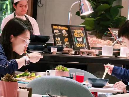 莎莎新加坡备战,队医陪伴早餐时光#乒乓球比赛精彩视频 #竞技体育#体育精神#孙颖莎