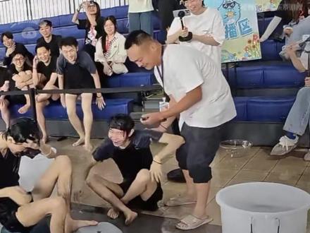 kpl运动会蒙眼泼水 什么时候给一诺、无畏和花缘单排一场蒙眼泼水#成都ag超玩会一诺 #北京jdg无畏 #kpl运动会 #2026王者荣耀挑战者杯 #kpl奇妙日 妙日