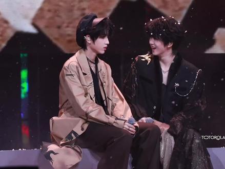 《太阳与地球》舞台全程4K饭拍混剪 桂瑞太阳与地球🍬点合集:
🐱用心分的词
上台前两个人都很紧张尤其是🐲🐱一直鼓励拍背安慰
未开唱前🐲先落下的一滴泪
两个人情侣对戒 黄绿色耳返 胸针🐲是太阳与橄榄叶 🐱是行星与和平鸽
前奏刚好16声钟声🔔 是两个人16岁进入幸福的开始
🐲故意将歌词“太阳与地球”改为“太阳追地球”
前奏间奏融入恋人
时钟站位数字原本双方站自己生日月逆时针走走停停后互站对方的生日月份 对应逆转时间的公式是珍惜当下
对视唱🐱也哭了
最后一句“往幸福一直走”有一个人唱了“往幸福 一起走”
🐲唱完又落泪 🐱第一时间鼓励“唱的很好”
公布票数两人一眼定位太阳与地球🐱说怎么才14然后说我觉得很好
talk
🐲说珍惜眼前人后瞟🐱
邀请组队两人互相争对方对自己的在意程度
🐲说遗憾时的哽咽
合唱双方遗憾—继续给15岁的自己
小后座返场
下台后🐱还在争执邀请
🐲gh说自己唱进去了
🐱说完成的真的非常好 看到🐲觉得没表演好很丧他也很难过