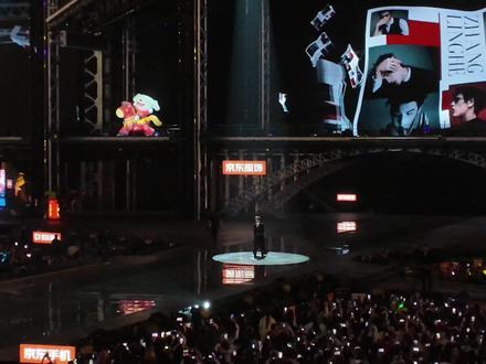 张凌赫进行曲太权威了😎
#跨年演唱会 #张凌赫 #模特 #湖南卫视