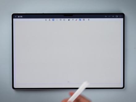 【逆天超万级压感零延迟,首款星闪产品华为星闪笔】大家应该听说了,华为近期遥遥领先的黑科技——星闪技术。作为中国原生的近距离无线连接技术,有多领先?传统蓝牙传输速率的6倍开外。而落实到产品身上,第一款就是华为星闪笔, 可实现超万级压感,连笔回钩干净利落,画画线条细腻灵敏,别提多丝滑了。多说无益,直接写画走起!#华为新款MatePadPro测评 #华为发布新款MatePadPro