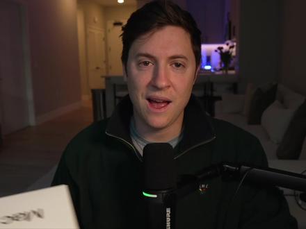 “首个数字牛马诞生?”clawdbot爆火了! Clawdbot 是一个开源、自托管的个人 AI 助手,由 PSPDFKit 创始人 Peter Steinberger开发。它被形象地称为“长了手的 Claude”,因为它不仅能像传统 AI 那样聊天,还能实际在电脑上“执行任务”。
#clawbot #AI #人工智能 #AI工具