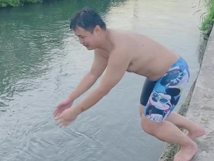 狗刨式在流动的自然水域实用效果不太理想,建议还是用抬头自由泳#游泳 #公开水域游泳 #防溺水