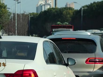 遇上高速堵车,女司机尿急怎么办?这几个方法简单粗暴,真开眼了 #高速公路 #交通安全 #交通 #文明行车