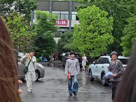 这个菜菜如此幸运!刚到张翅儿就来了! #张翅 #演员张翅 超级超级幸福 啊啊啊啊 就这样从我的面前走过 我刚下车 然后他就来了!#线下 #野火燎原