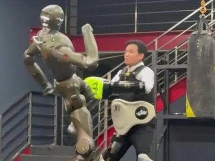 众擎T800人形机器人一脚把自家CEO踹翻在地,网友:多少带了点私人恩怨!赵同阳挨踹后直呼“太暴力了、太残暴了,如果不戴护具没人能撑得住,绝对会骨折。”(12月6日,深圳)#众擎机器人 #铁甲钢拳 #深圳科技之都 #媒体精选计划