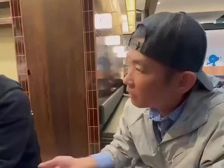 周杰伦杜哥的日常
周杰伦:这老人家又开始乱哈拉了#周杰伦#周杰伦杜哥 #周杰伦新专辑 #周杰伦新专辑3月18日发行 #杜哥周杰伦