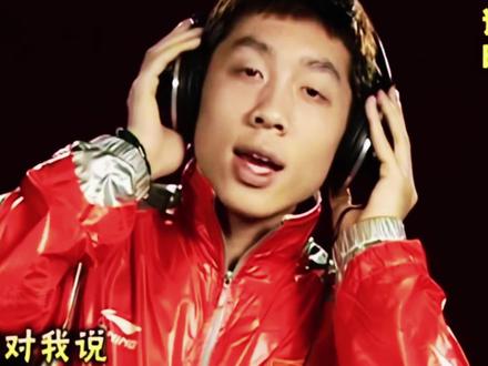 乒协新职官宣在即破流言!许昕战袍显格局,7冠底气直面变阵争议 乒协官宣在即!亚乒联第一副主席许昕再添新职,35 岁续写传奇!全运会上海队失冠后,他深陷 “变阵” 甩锅风波,霸气回怼 “变阵我先提,不采纳非我意”—— 身为 7 次全国团体冠军得主,他藏起专属 7 星战袍只为团队凝聚,这份格局配上硬核实力,让质疑声瞬间哑火。
这个近视散光的 “乒乓艺术家”,既能上演 360 度转体、背后击球的封神操作,也有 “进城” 名场面
国乒需要马龙的沉稳、樊振东的霸气,更需要许昕的自由与真性情!这位又拽又可爱的 “大蟒”,正以 35 岁的倔强,在新赛道上继续燃炸全场!#许昕 #马龙 #樊振东 #许昕还是太全面了 #孙颖莎