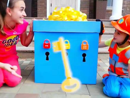 小男孩勇闯迷宫寻找3把钥匙,打开神秘宝箱,里面竟然有很多玩具