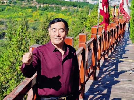 水泊梁山是《水浒传》故事的发祥地,位于山东济宁梁山县,核心景点是忠义堂、黑风口和断金亭。
忠义堂是梁山好汉聚义的核心场所,堂内按原著排布着108把交椅,每天有“好汉迎宾”实景演出,能穿宋装拍照,沉浸感十足。
黑风口是李逵镇守的险要关隘,地势陡峭,风势强劲,有“一夫当关,万夫莫开”之势,是体验梁山险峻的好地方。
断金亭是林冲火并王伦的故址,象征“兄弟同心,其利断金”,亭下的108级石阶寓意梁山好汉,适合拍武侠风格照片。
景区还有宋江马道、号令台等水浒遗迹,以及莲台寺、法兴寺等古迹。
水泊梁山风景区为国家AAAA景区并荣获山东省地质公园与森林公园双重资质。#《水浒传》施耐庵#山东济宁#与你分享美丽的风景 #姊妹行#纪录美好生活 。