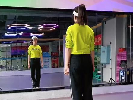 每当雪花纷纷飘落,想你是我戒不掉的习惯,每当雪花纷纷飘落,念你是我最痛苦的牵绊!#殇雪#背面慢动作口令分解 @DOU+小助手